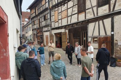 Exkursion des dritten Ausbildungsjahres der Zimmer*innen zu einem historischen Gebäude nach Gernsbach im Murgtal